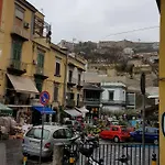 A Due Passi Da Dante Oda ve Kahvaltı Napoli