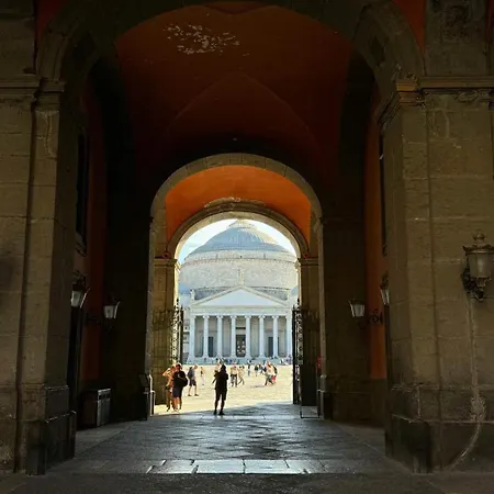 A Due Passi Da Dante Nápoly