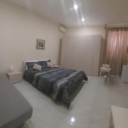 A Due Passi Da Dante Neapel